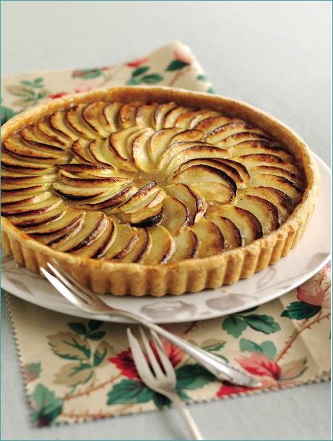 Treacle tart with glazed apples